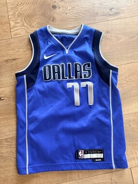 Nike Dallas Luka Doncic, Blue and White #77 Basketball Jersey -youth small